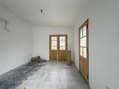 Casa de pasillo con 3 dormitorios, cochera, jardín, pileta y quincho - Imagen 5