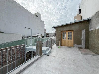 Casa de pasillo con 3 dormitorios, cochera, jardín, pileta y quincho - Imagen 4