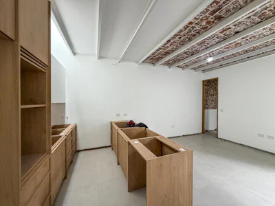 Casa de pasillo con 3 dormitorios, cochera, jardín, pileta y quincho - Imagen 2