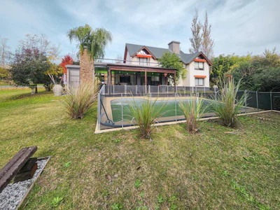 Casa de 3 dormitorios con quincho y pileta en Barrio Cerrado Campos de Esther - Imagen 3