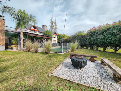 Casa de 3 dormitorios con quincho y pileta en Barrio Cerrado Campos de Esther - Imagen 2