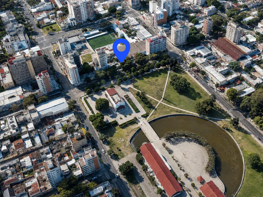 Terreno apto edificación en altura frente al parque y al mercado del patio - Imagen 1 de 4