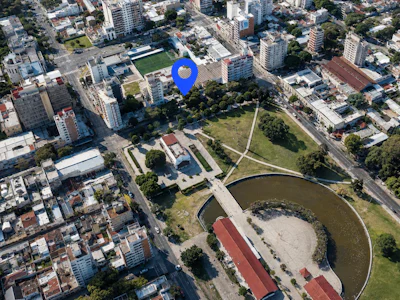 Terreno apto edificación en altura frente al parque y al mercado del patio - Imagen 1