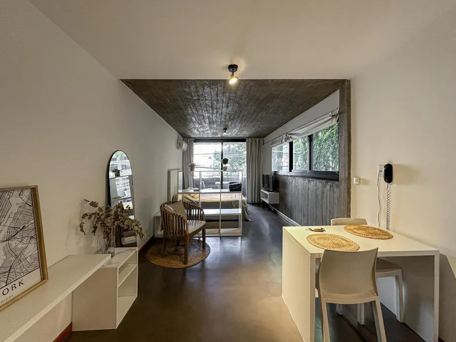 Departamento monoambiente amoblado con amenities en zona río - Imagen 1 de 16