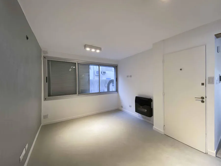 Departamento de pasillo de 1 dormitorio con patio - Imagen 1 de 15