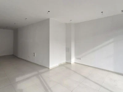 Ámplio local comercial a 100m de Av Pellegrini - Imagen 3
