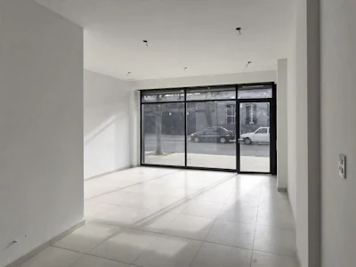 Ámplio local comercial a 100m de Av Pellegrini - Imagen 4