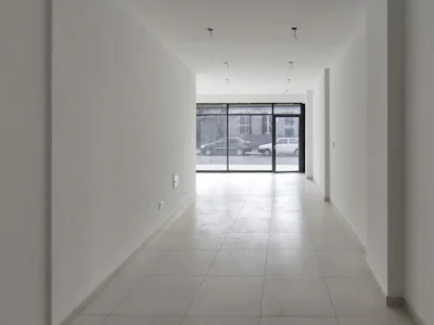 Ámplio local comercial a 100m de Av Pellegrini - Imagen 5