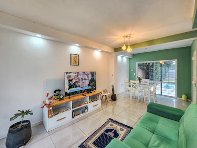 Casa de 2 dormitorios con pileta y jardin en Roldan - Imagen 5