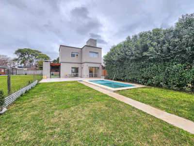 Casa de 2 dormitorios con pileta y jardin en Roldan - Imagen 4