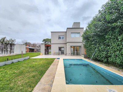 Casa de 2 dormitorios con pileta y jardin en Roldan - Imagen 2