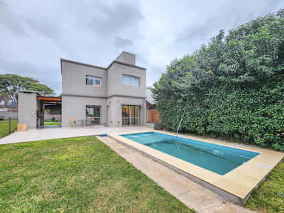 Casa de 2 dormitorios con pileta y jardin en Roldan - Imagen 1