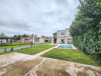 Casa de 2 dormitorios con pileta y jardin en Roldan - Imagen 3