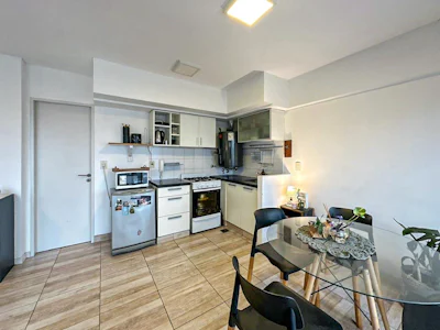 Departamento monoambiente amplio con terraza y amenities - Imagen 3