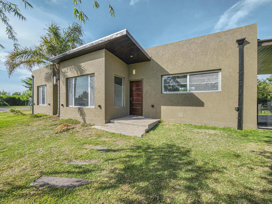 Casa 2 dormitorios con pileta en Puerto Roldan - Imagen 1 de 44