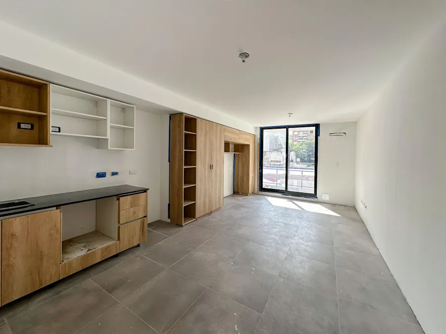 Departamento monoambiente con balcón y amenities en el centro - Imagen 1 de 10
