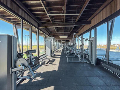 Terreno con amenities, vista al lago y frente Sur en Funes Lakes - Imagen 4