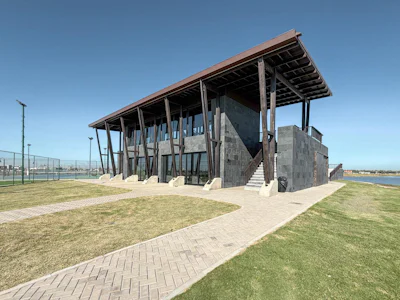 Terreno con amenities, vista al lago y frente Sur en Funes Lakes - Imagen 1