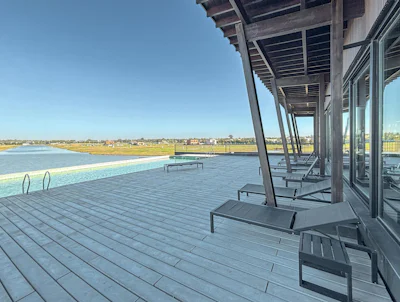 Terreno con amenities, vista al lago y frente Sur en Funes Lakes - Imagen 3