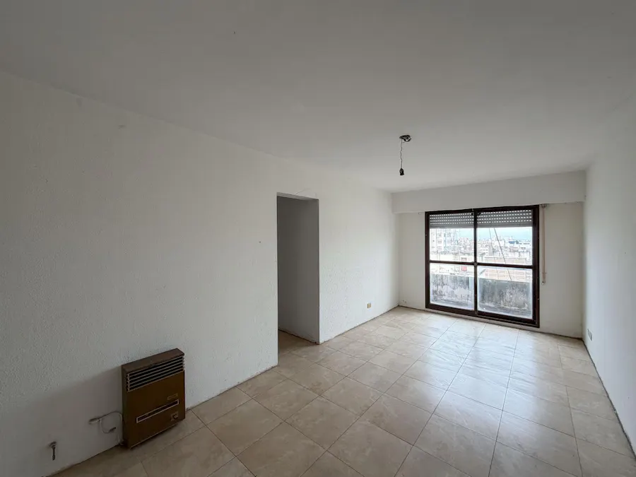 Departamento de 3 dormitorios a reciclar en el Centro - Imagen 1 de 18
