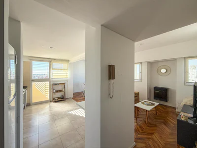 Departamento de 2 dormitorios con cochera y doble balcón - Imagen 5