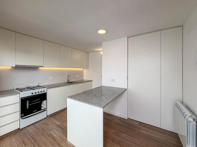 Casa de pasillo de 2 dormitorios con patio y radiadores a estrenar - Imagen 4