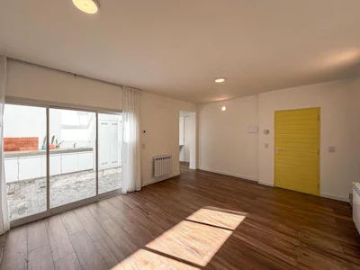 Casa de pasillo de 2 dormitorios con patio y radiadores a estrenar - Imagen 1