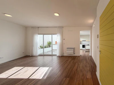 Casa de pasillo de 2 dormitorios con patio y radiadores a estrenar - Imagen 2