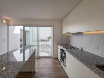 Casa de pasillo de 2 dormitorios con patio y radiadores a estrenar - Imagen 3