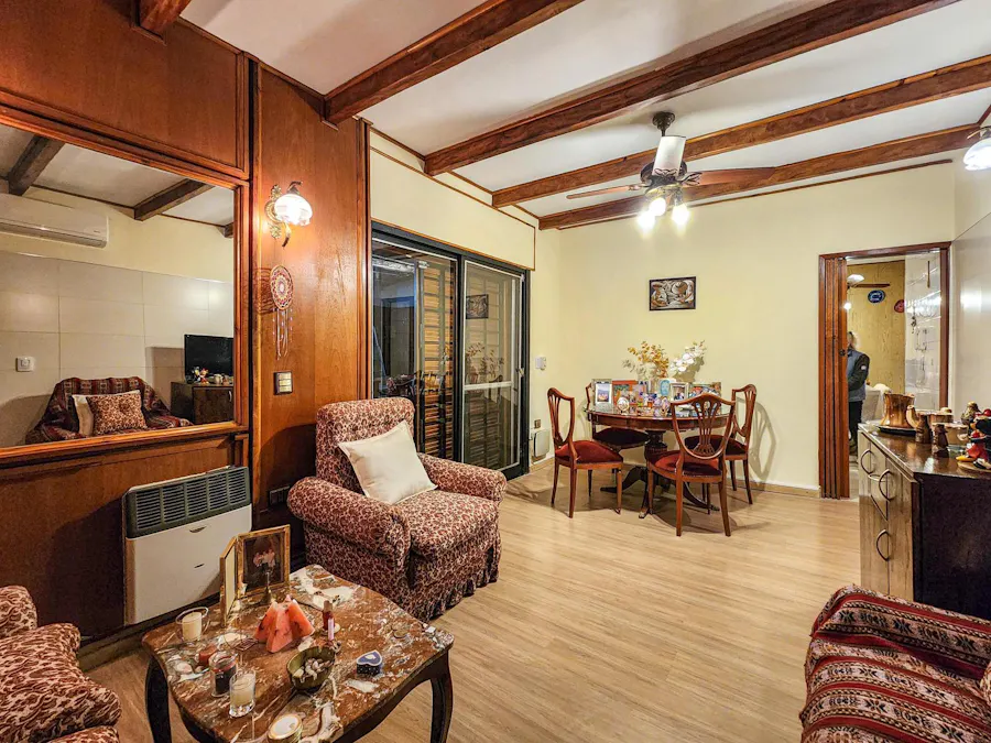 Casa de pasillo único con 2 dormitorios en una sola planta más patio y terraza - Imagen 1 de 18