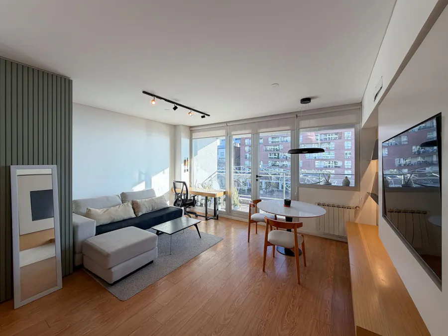 Departamento de 1 dormitorio amoblado con vista al río y cochera opcional - Imagen 1 de 25
