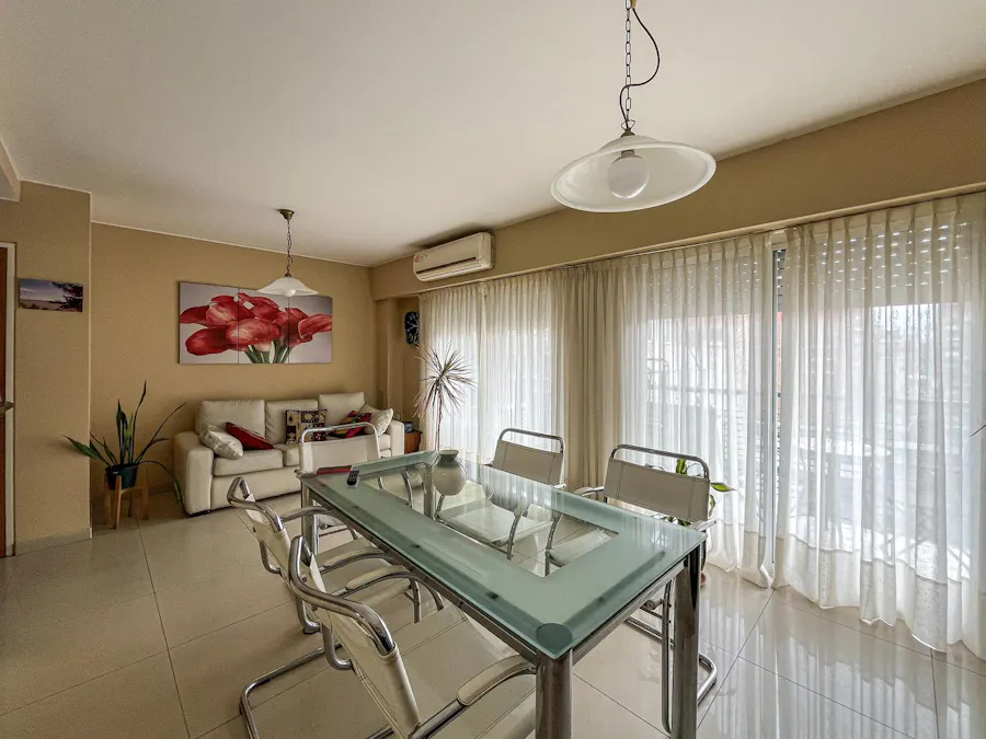 Departamento de 2 dormitorios con cochera en increíble zona - Imagen 1 de 15
