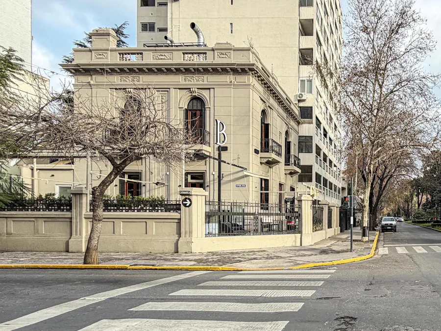 Casona comerical en esquina sobre Boulevard Oroño en Pichincha - Imagen 1 de 30