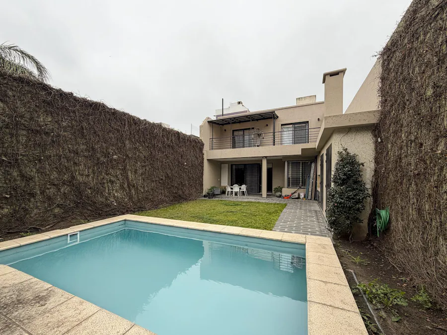 Casa de 3 dormitorios con 2 cocheras, jardín y pileta en Refinería - Imagen 1 de 27