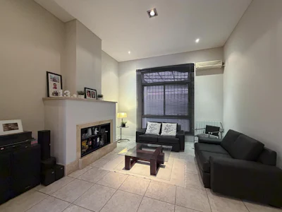 Casa de 3 dormitorios con 2 cocheras, jardín y pileta en Refinería - Imagen 4
