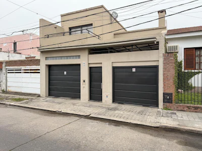 Casa de 3 dormitorios con 2 cocheras, jardín y pileta en Refinería - Imagen 5