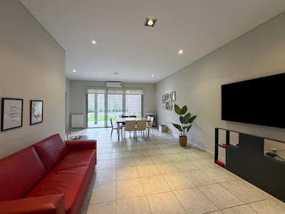Casa de 3 dormitorios con 2 cocheras, jardín y pileta en Refinería - Imagen 2