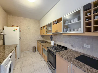 Casa de 3 dormitorios con 2 cocheras, jardín y pileta en Refinería - Imagen 3