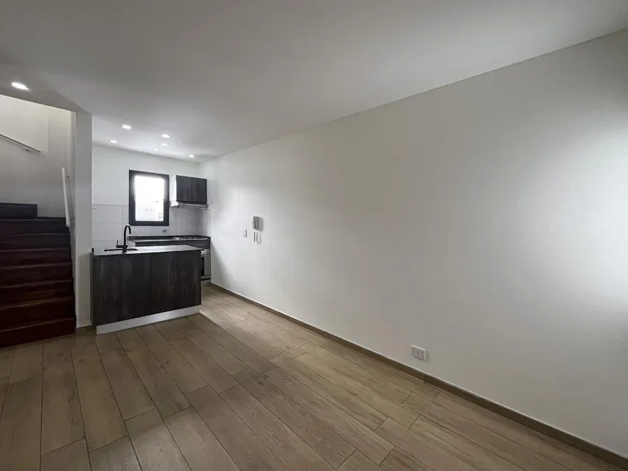 Departamento duplex de 2 dormitorios con cochera y terraza exclusiva - Imagen 1 de 14