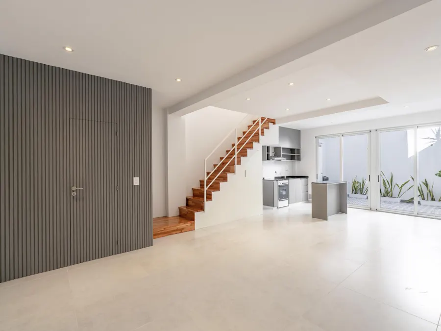 Casa de 2 dormitorios con patio y terraza en Lourdes - Imagen 1 de 24