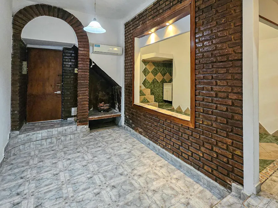 Casa de pasillo con 2 dormitorios, terraza y toda la onda - Imagen 1 de 29