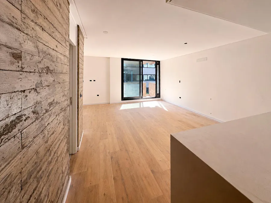 Departamento de 1 dormitorio con radiadores y balcón al frente - Imagen 1 de 12