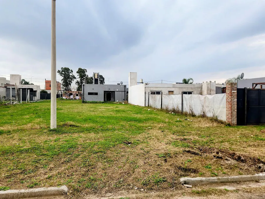 Terreno de 302m² proximo a la ruta 21 en Eco Pueblo Alvear - Imagen 1 de 3