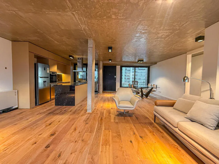Departamento de 2 dormitorios con 2 cocheras, amoblado y con amenities en Alquiler - Imagen 1 de 16