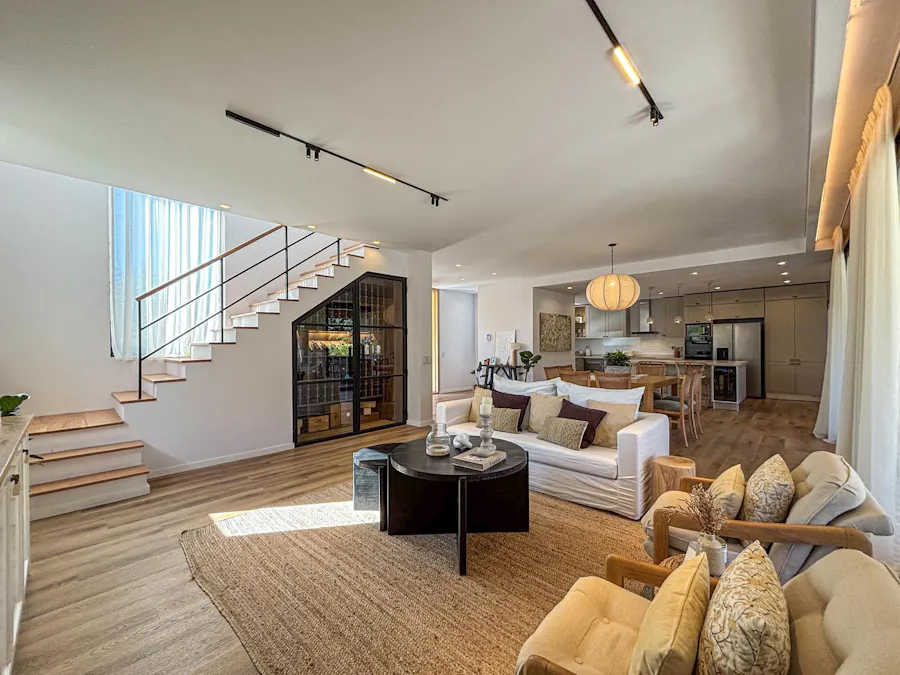 Casa de revista con 3 dormitorios, gran jardín con pileta en Puerto Roldan - Imagen 1 de 44