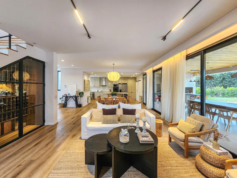 Casa de revista con 3 dormitorios, gran jardín con pileta en Puerto Roldan - Imagen 1 de 47
