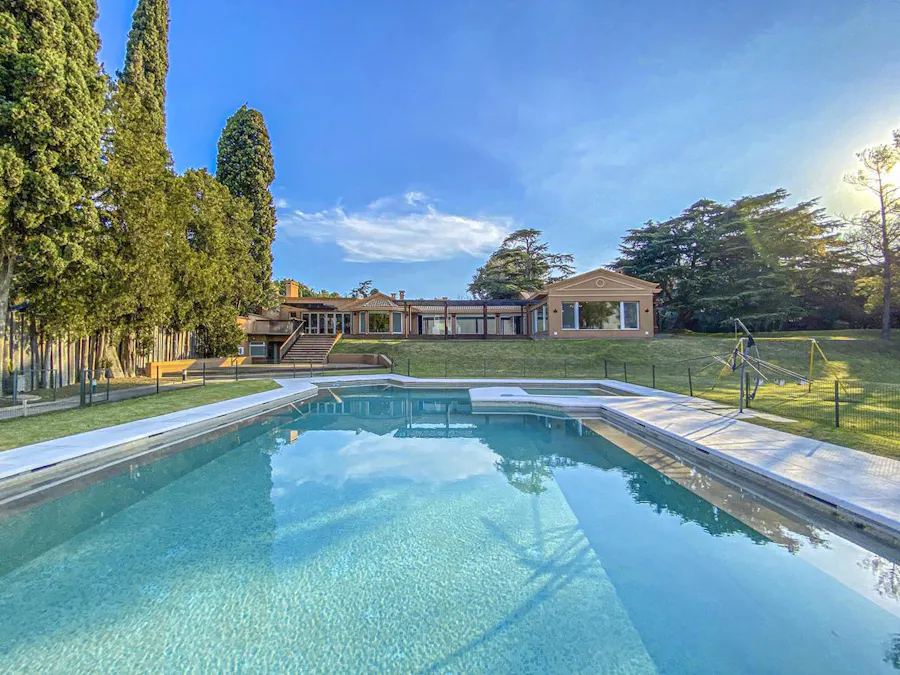 Mega casa de 5 dormitorios con 1.000m² sobre la barranca del río y vista al rio - Imagen 1 de 40