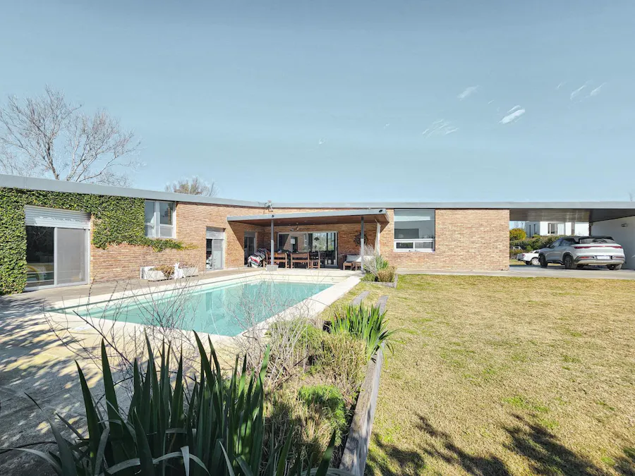Casa de 3 dormitorios con gran diseño y pileta en Barrio Cerrado Puerto Roldan - Imagen 1 de 24