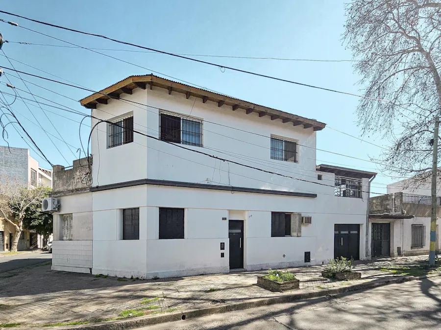 Casa de 3 dormitorios con cochera, quincho, esquina en Arroyito - Imagen 1 de 43