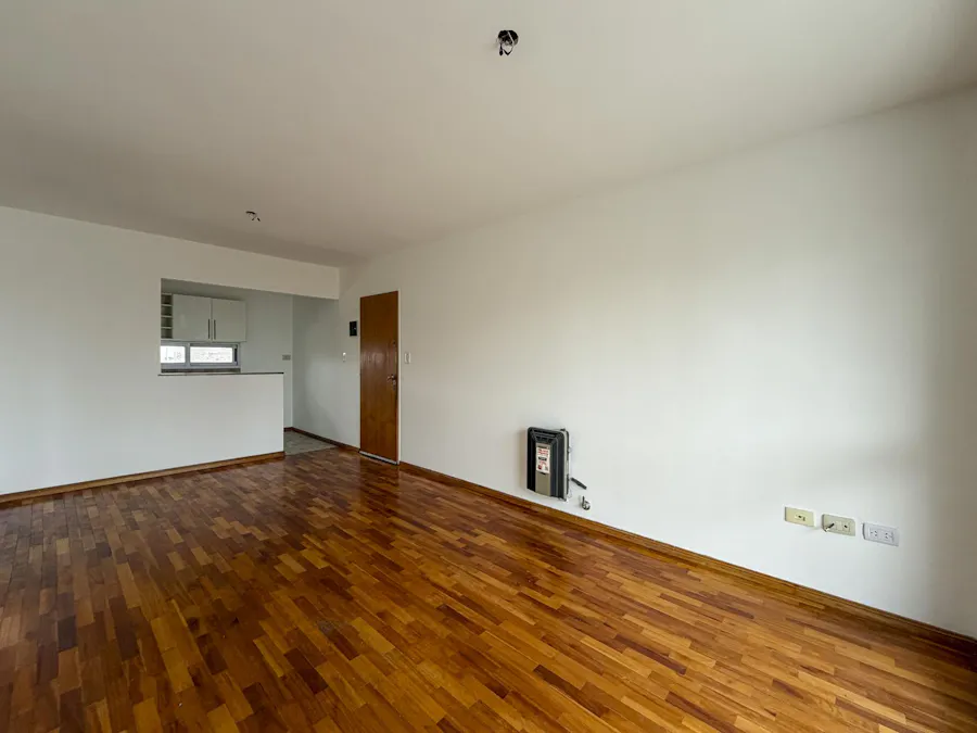 Departamento de 2 dormitorios con balcon al frente - Imagen 1 de 18